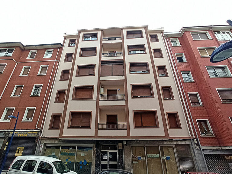 Fachada principal rehabilitada en Portugalete