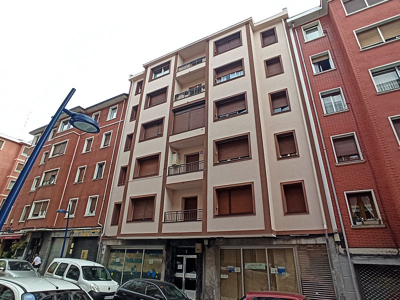 Fachada principal rehabilitada en Portugalete