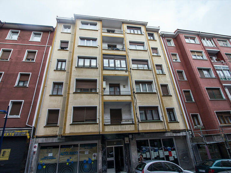 Fachada principal sin rehabilitar en Portugalete